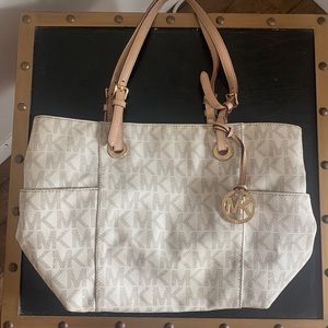 Micheal Kors Monogram Shoulder bag